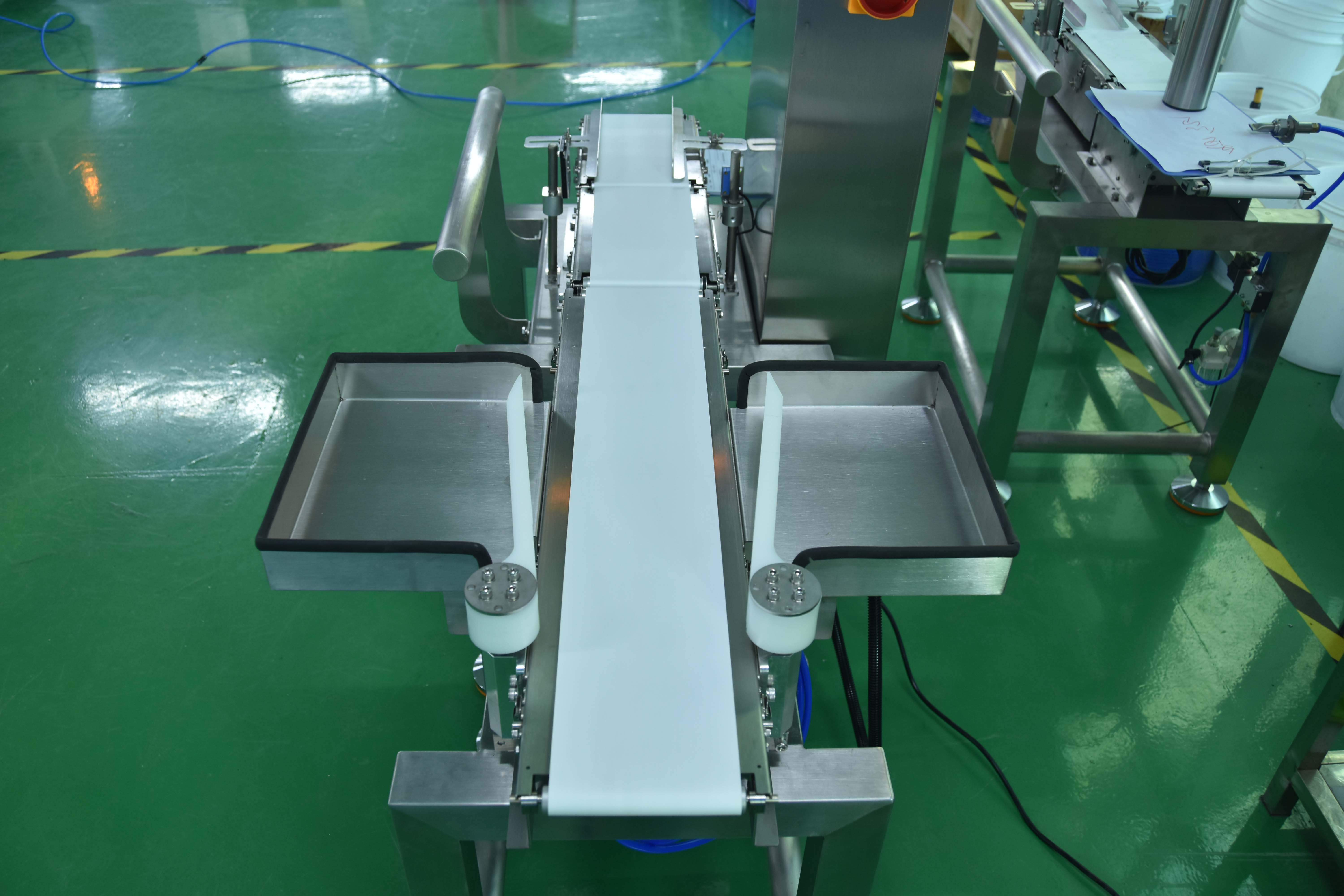 Swing arm reject mechanism with collection trays on CQ-XP1010