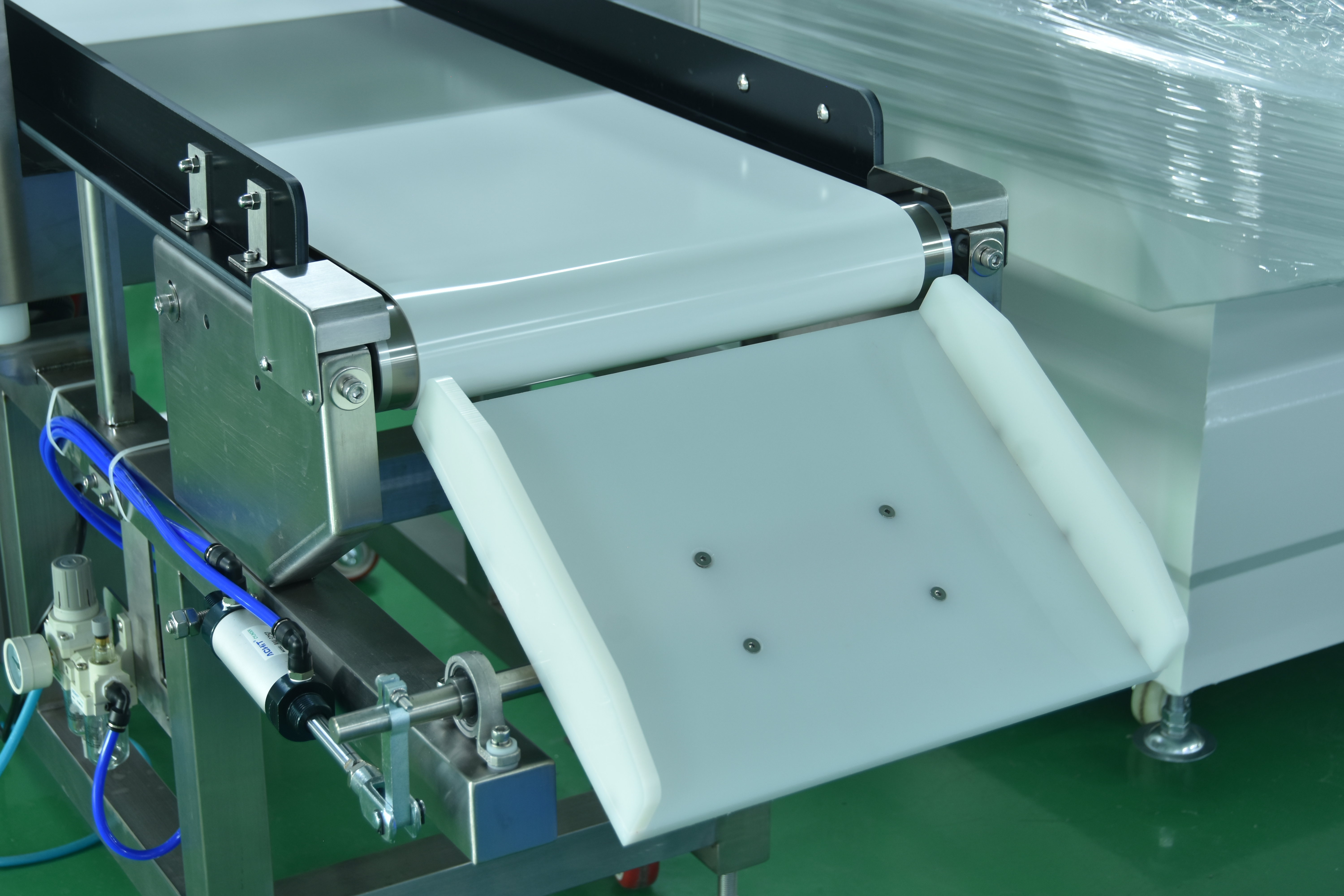 Pneumatic flap reject mechanism with cylinder at conveyor end of 807